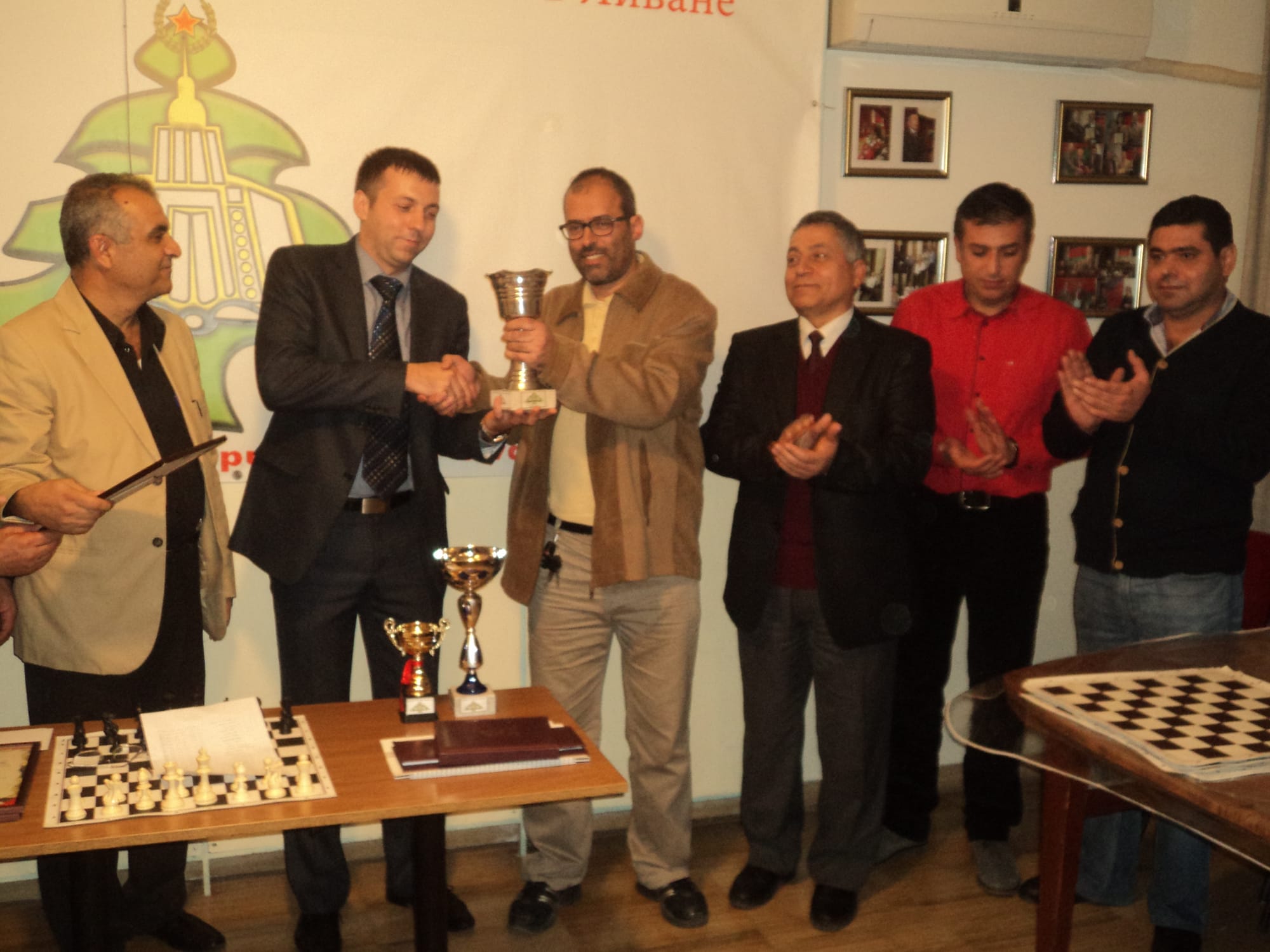 Tournament winner receives his trophy to applause from members